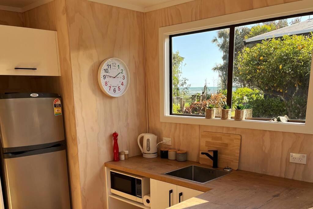 Beachside Gem - Cosy Chalet Parapara Ngoại thất bức ảnh